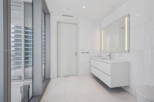 Building Photo - 300 S Biscayne Blvd