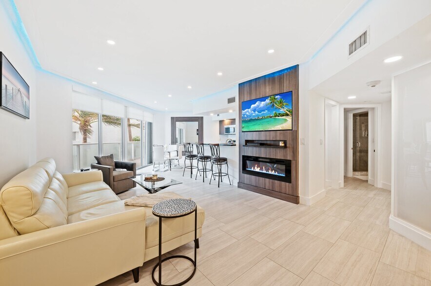 Building Photo - 16485 Collins Ave