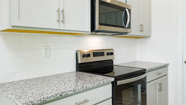 Building Photo - Modern 3-Bedroom Home in Community with Po...