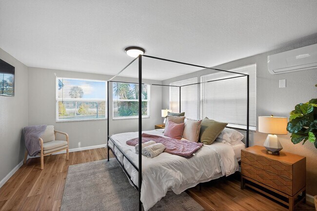 Building Photo - Discover lakeside living at its finest.