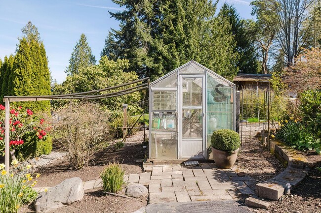 Building Photo - Bainbridge Island Waterfront Home with Incredible Views