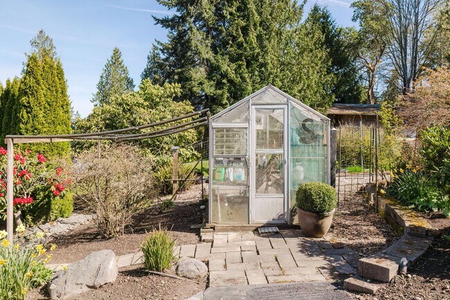 Building Photo - Furnished Bainbridge Island Waterfront Home with Incredible Views