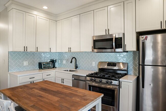 Building Photo - 596 E 2nd St