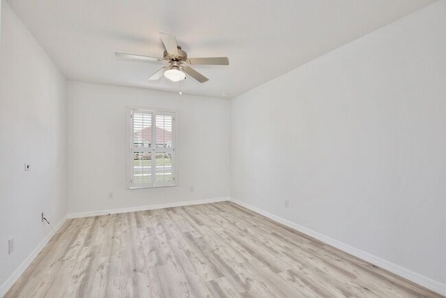 Building Photo - Beautiful 3/2 Spacious Home with a Bonus Room and a Large Fenced Backyard in Southern Fields - Cl...