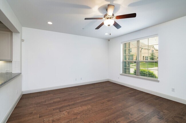 Building Photo - Beautiful 3 Bedroom Luxury Townhome, MCKIN...