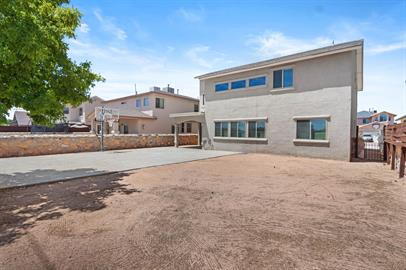 Building Photo - Large 2 story home with refrigerated air, huge backyard.