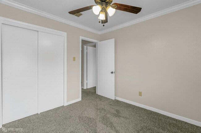 Building Photo - 10133 Saratoga Dr