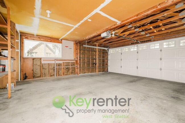 Building Photo - Versatile 5 Bedroom Retreat with Office and Outdoor Living in Burien