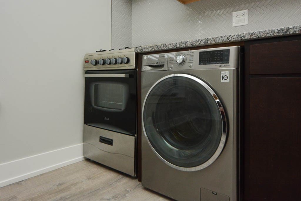 Building Photo - 533 W Belden Ave