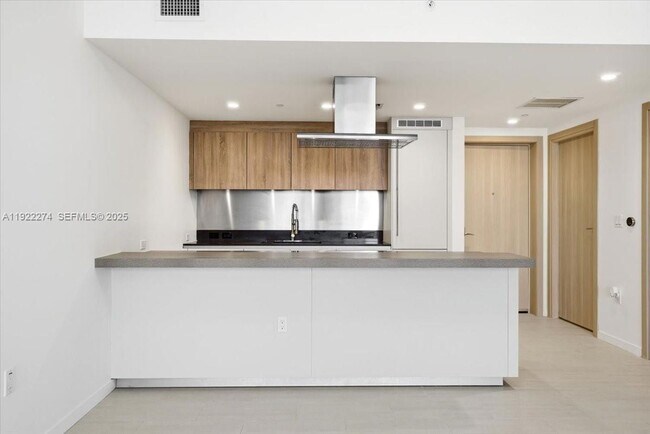 Building Photo - 1000 Brickell Plaza