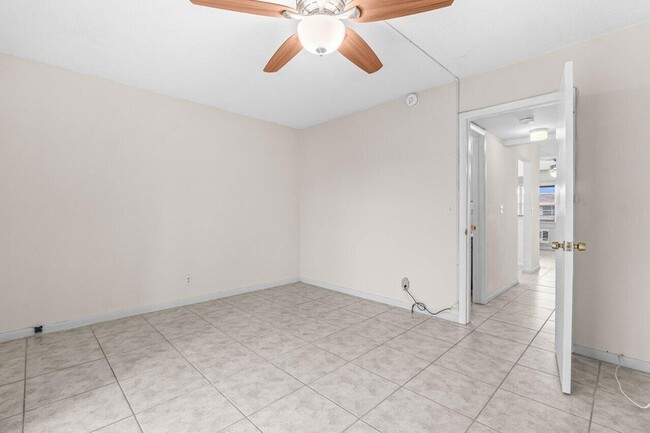 Building Photo - 52 Kingswood E