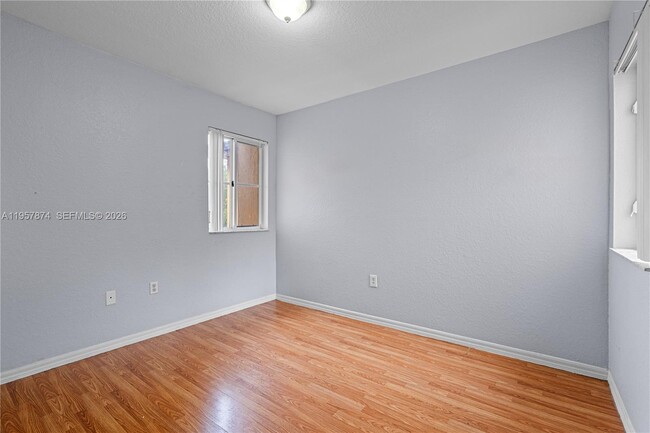 Building Photo - 865 SW 6th Ct