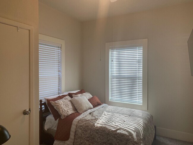 Building Photo - 2708 Winbern St