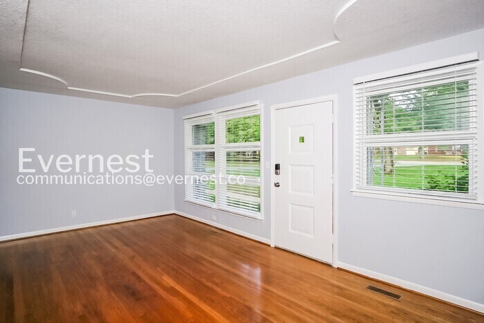 Building Photo - 4201 NW Kenwood Dr