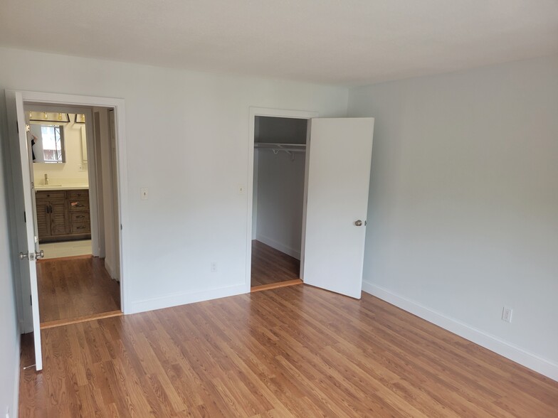 Building Photo - 1 Greenbriar Dr