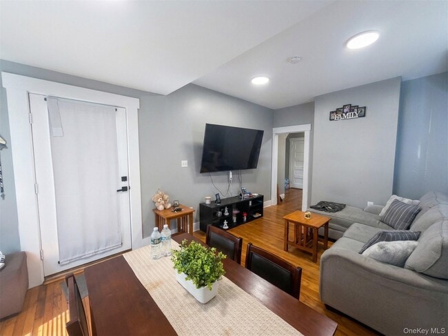 Building Photo - 52 Maple Pl