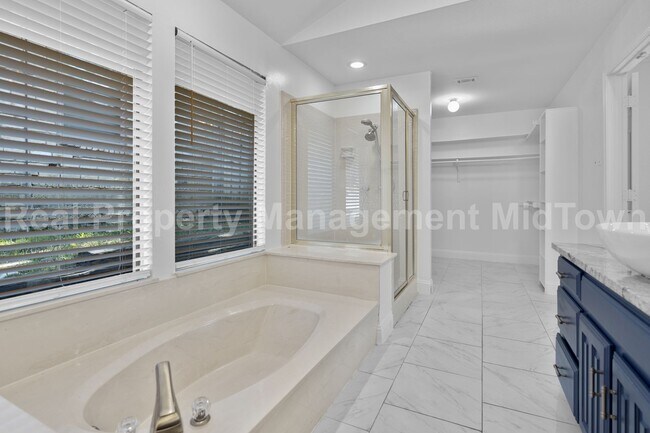 Building Photo - Charming Home Centrally Located in the DFW