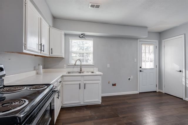 Building Photo - 2824 Lockhart Ave