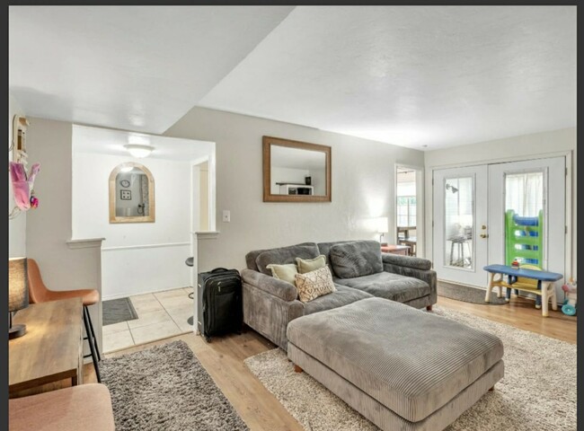 Building Photo - 2 bed 2 bath downstairs condo unit with co...