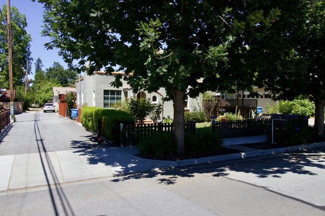 Building Photo - 212 Gilbert Ave