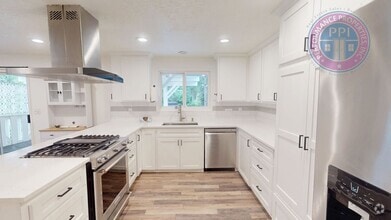 Building Photo - * DESIRABLE MILWAUKIE HOME!  A GARDENER'S ...