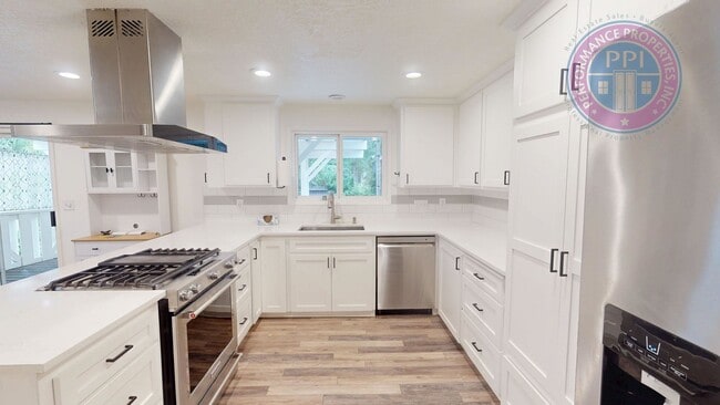 * DESIRABLE MILWAUKIE HOME! A GARDENER'S ... - * DESIRABLE MILWAUKIE HOME!  A GARDENER'S ...