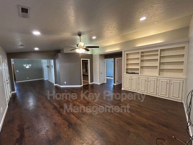 Building Photo - 3165 Crestview Dr