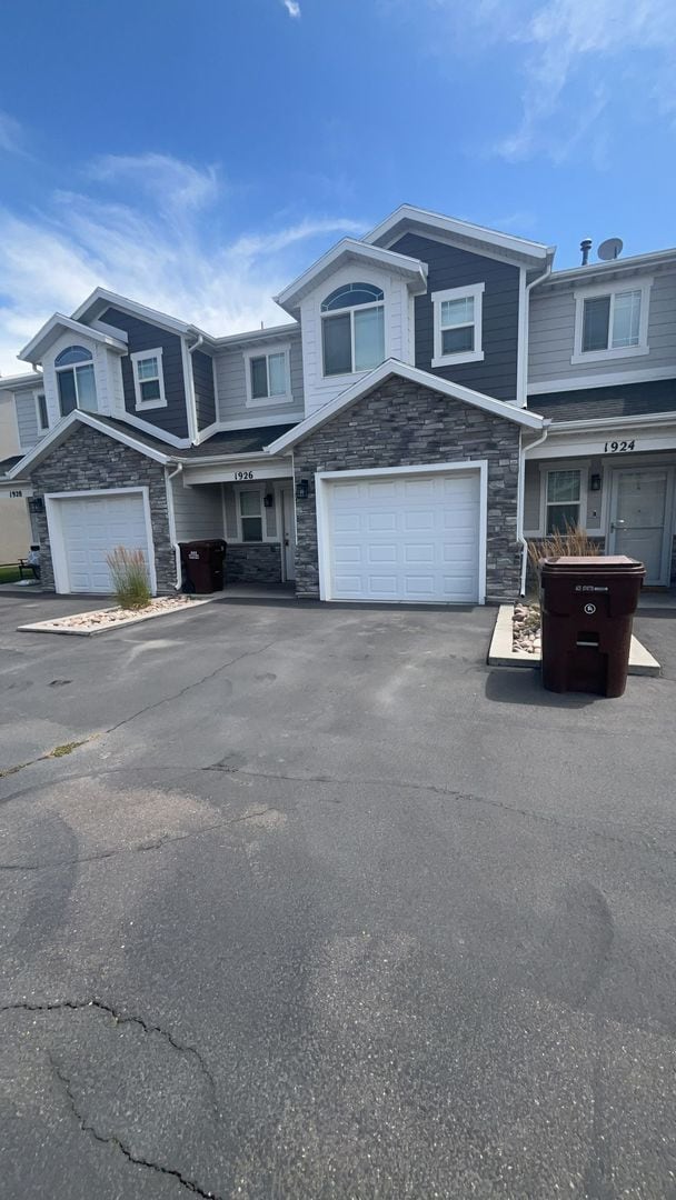 Building Photo - Spacious Townhome with 1 car garage w/ Mountain Views