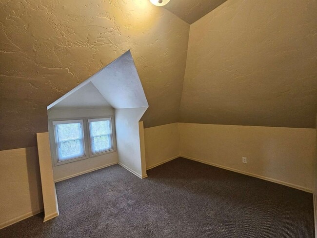 Building Photo - 719 W 1st Ave