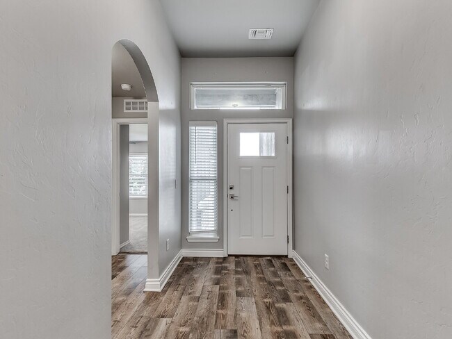 Building Photo - Modern Home on Large Lot!
