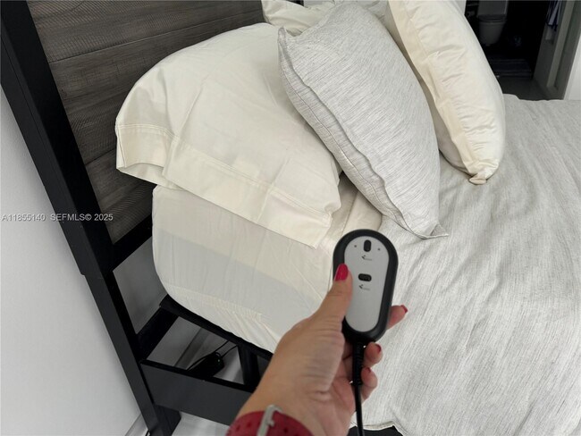 Building Photo - 6770 Indian Creek Dr