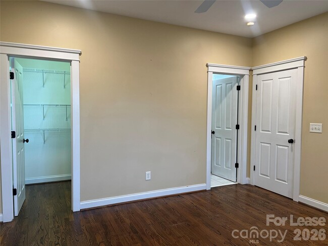 Building Photo - 711 E 9th St