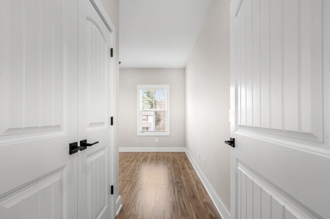 Building Photo - 454 E State St