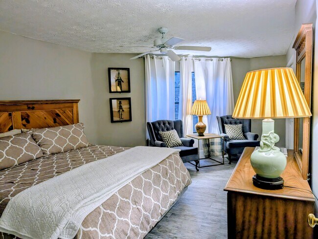 Building Photo - 842 Alpine Dr