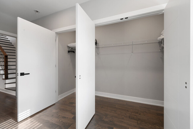 Building Photo - 2019 N Bingham St