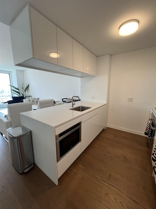 Building Photo - 99 Hudson St