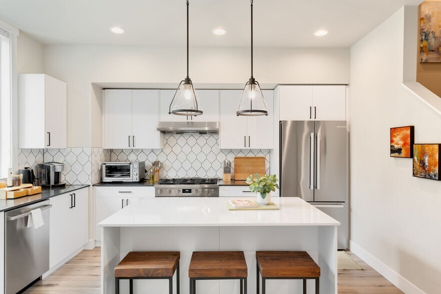 Building Photo - 167 Valley St