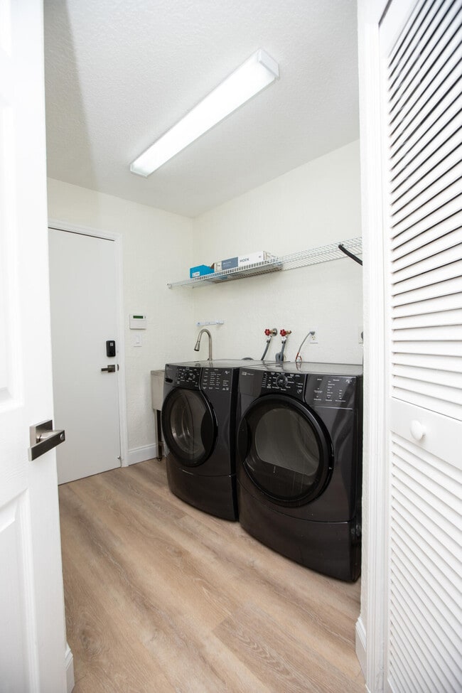 Building Photo - 10821 La Salinas Cir