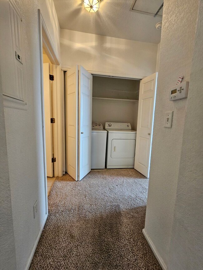 Building Photo - Awesome Aurora Top Floor 2 Bed 2 Bath Cond...
