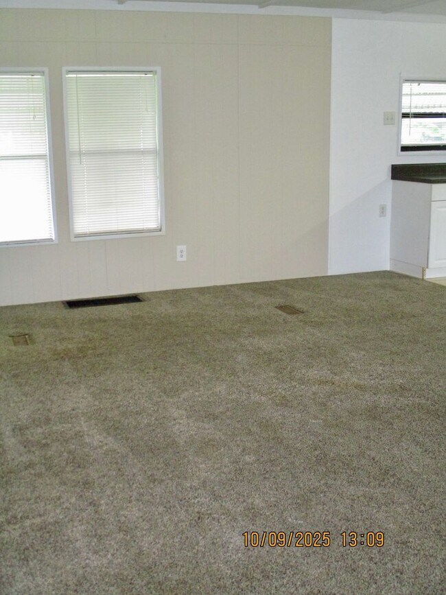Building Photo - Welcome to this inviting 2-bedroom, 1-bath...