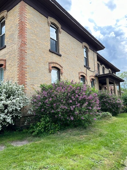 Building Photo - 1554 Strongs Ave