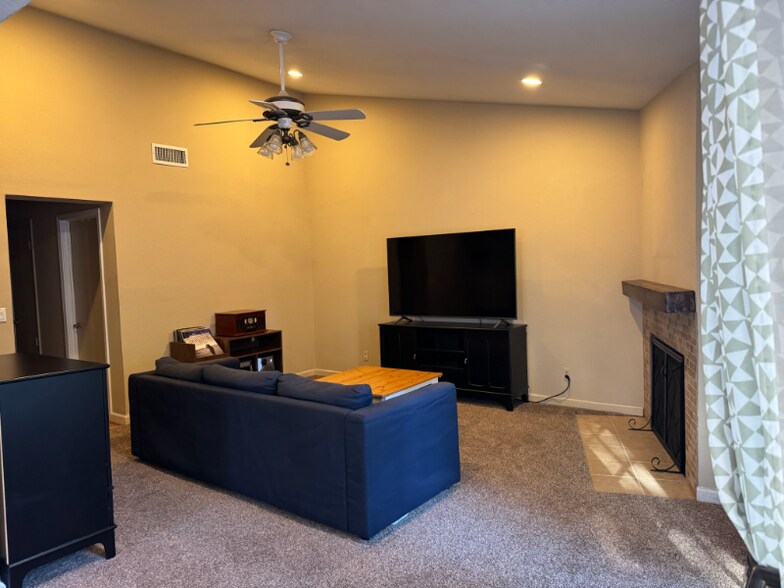 Building Photo - 9410 Aizenberg Cir