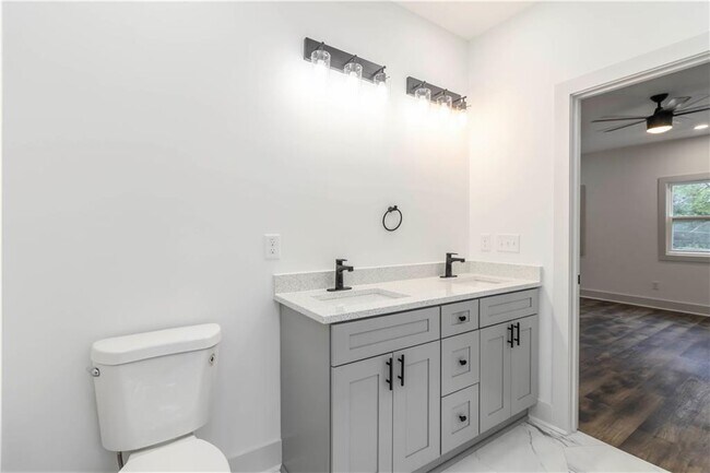 Building Photo - 2884 Thompson Cir