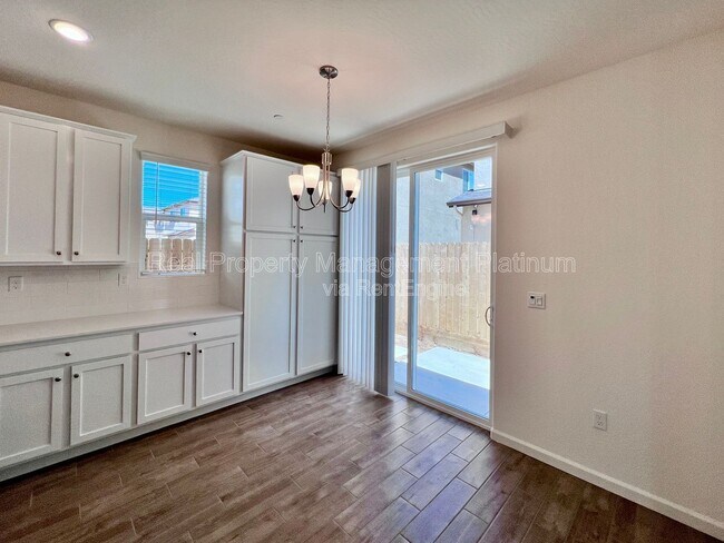 Building Photo - 6596 E Cresthaven Dr