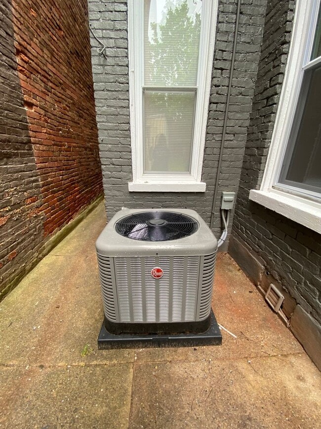 Building Photo - Spacious 3-Bedroom 2 Bath Home with Modern Comforts