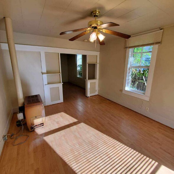 Primary Photo - 407 Adams Ln