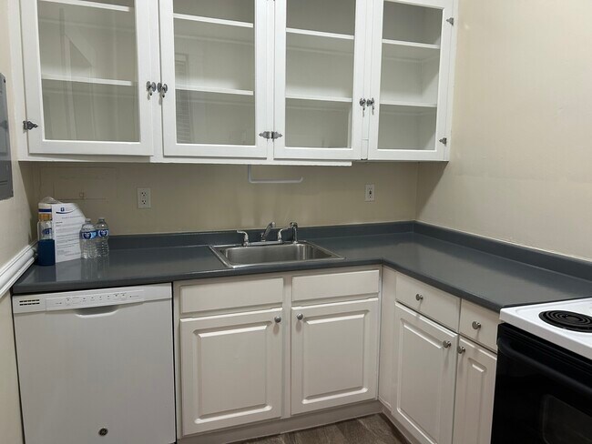 Building Photo - 1470 Beacon St