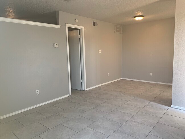 Building Photo - Great 1 bed 1 bath apartments!!