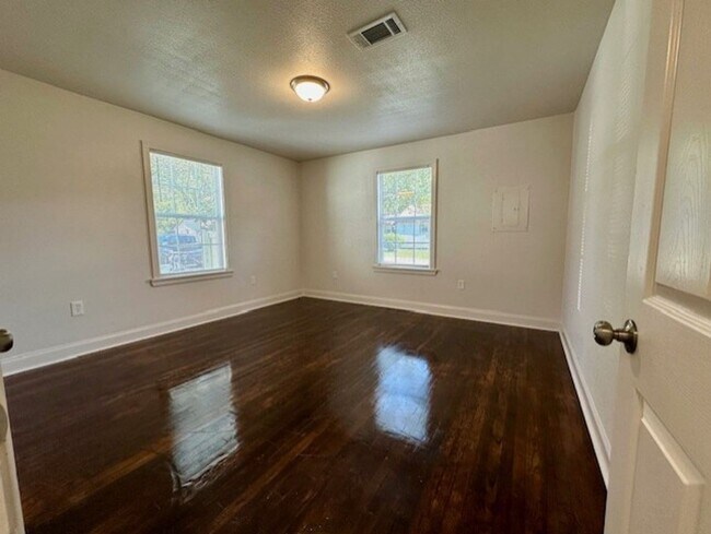 Building Photo - 4655 Fairfields Ave