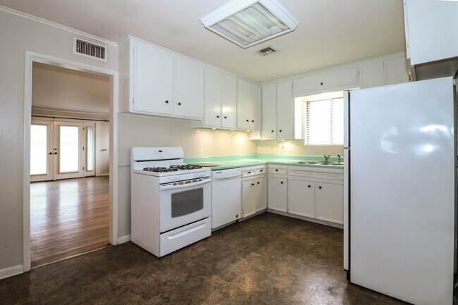 Building Photo - Darling 3 Bedroom With Hardwood Floors!
